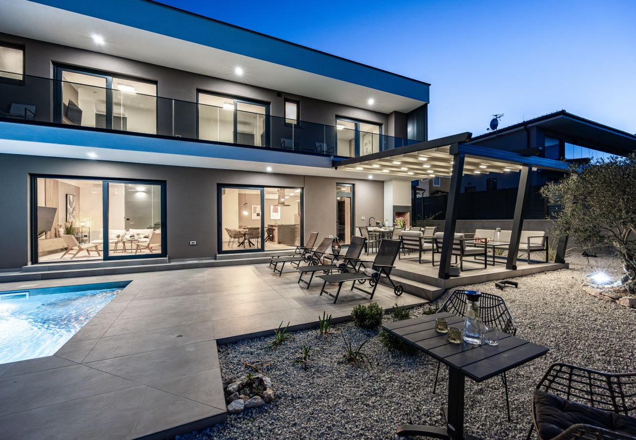 Villa in Ližnjan - Casa Carla near Medulin for 10 persons with 48 m2 heated pool and beautiful sea view - pet friendly