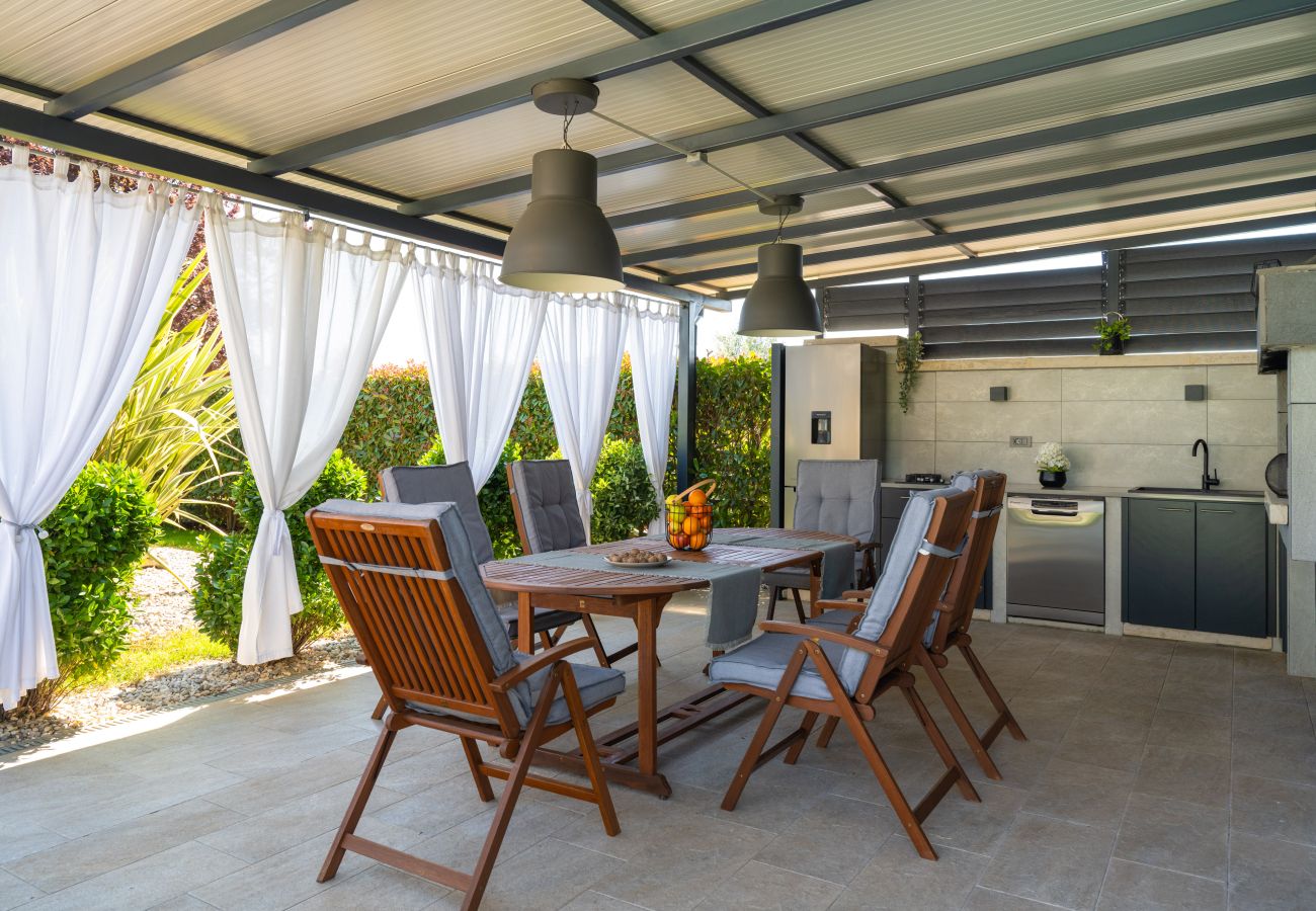 Villa in Valentici - Villa Gambin near Poreč for 8 persons with private 36 m2 pool, whirlpool, kids playground & sea view