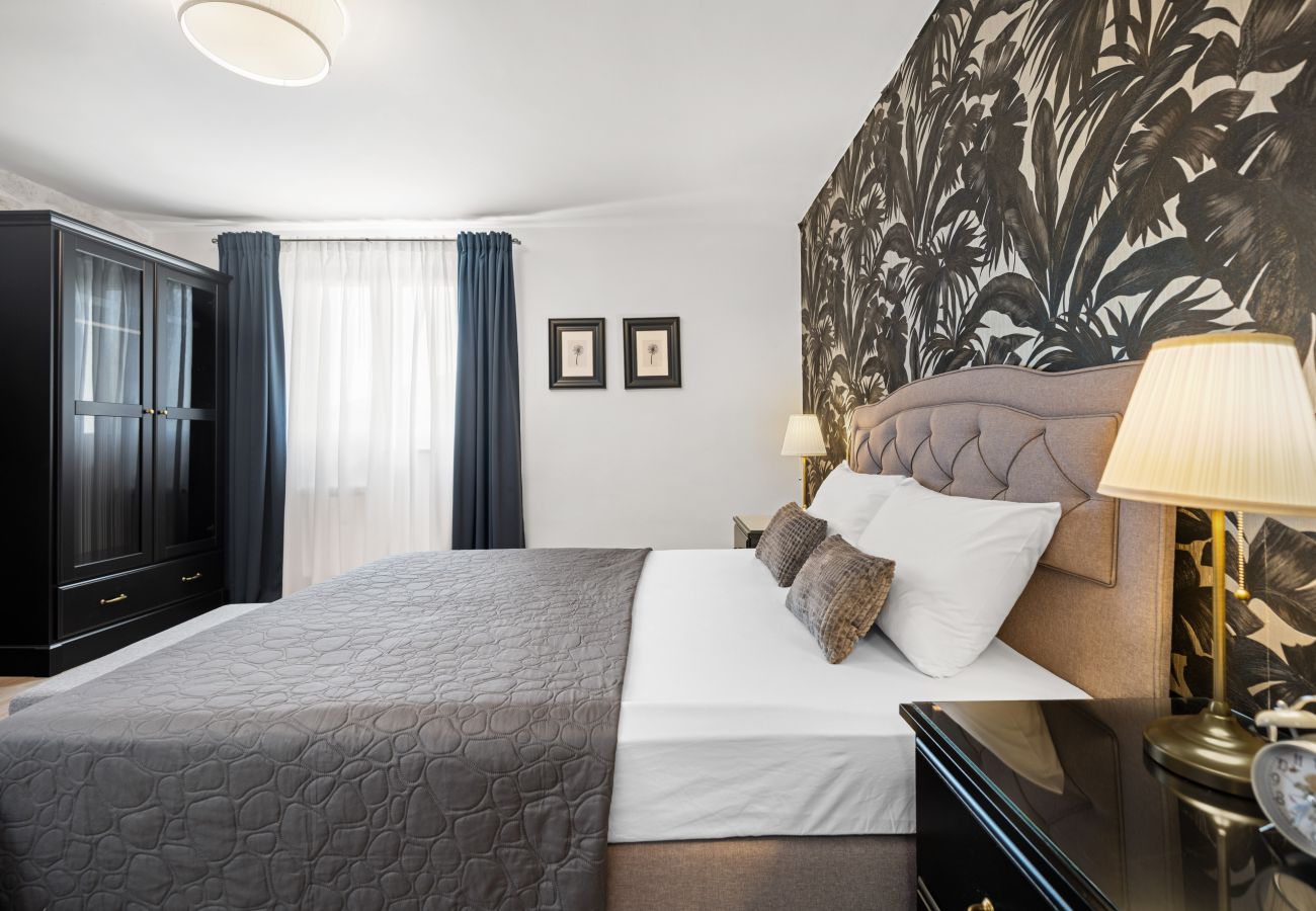 Villa in Valentici - Villa Gambin near Poreč for 8 persons with private 36 m2 pool, whirlpool, kids playground & sea view