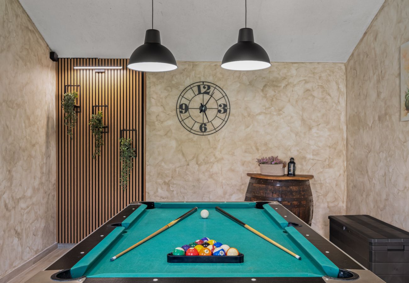 Villa in Valentici - Villa Gambin near Poreč for 8 persons with private 36 m2 pool, whirlpool, kids playground & sea view