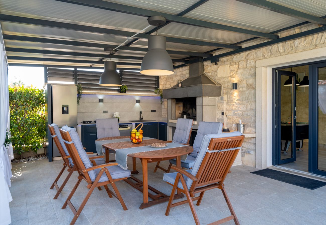 Villa in Valentici - Villa Gambin near Poreč for 8 persons with private 36 m2 pool, whirlpool, kids playground & sea view