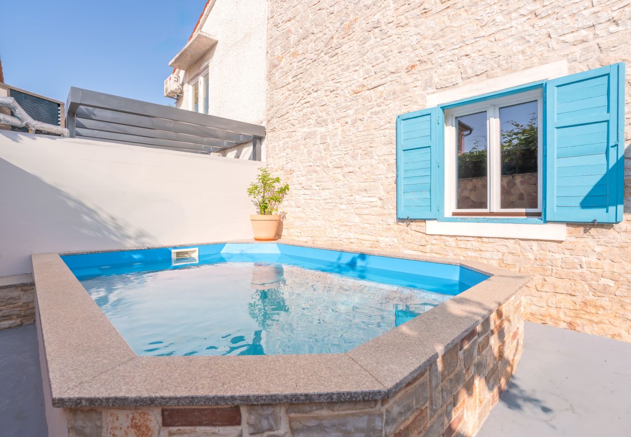 Villa in Peroj - Villa Weiße Feder near Fažana for 5 persons with small heated pool & sea view - only 1,2 km from beach 