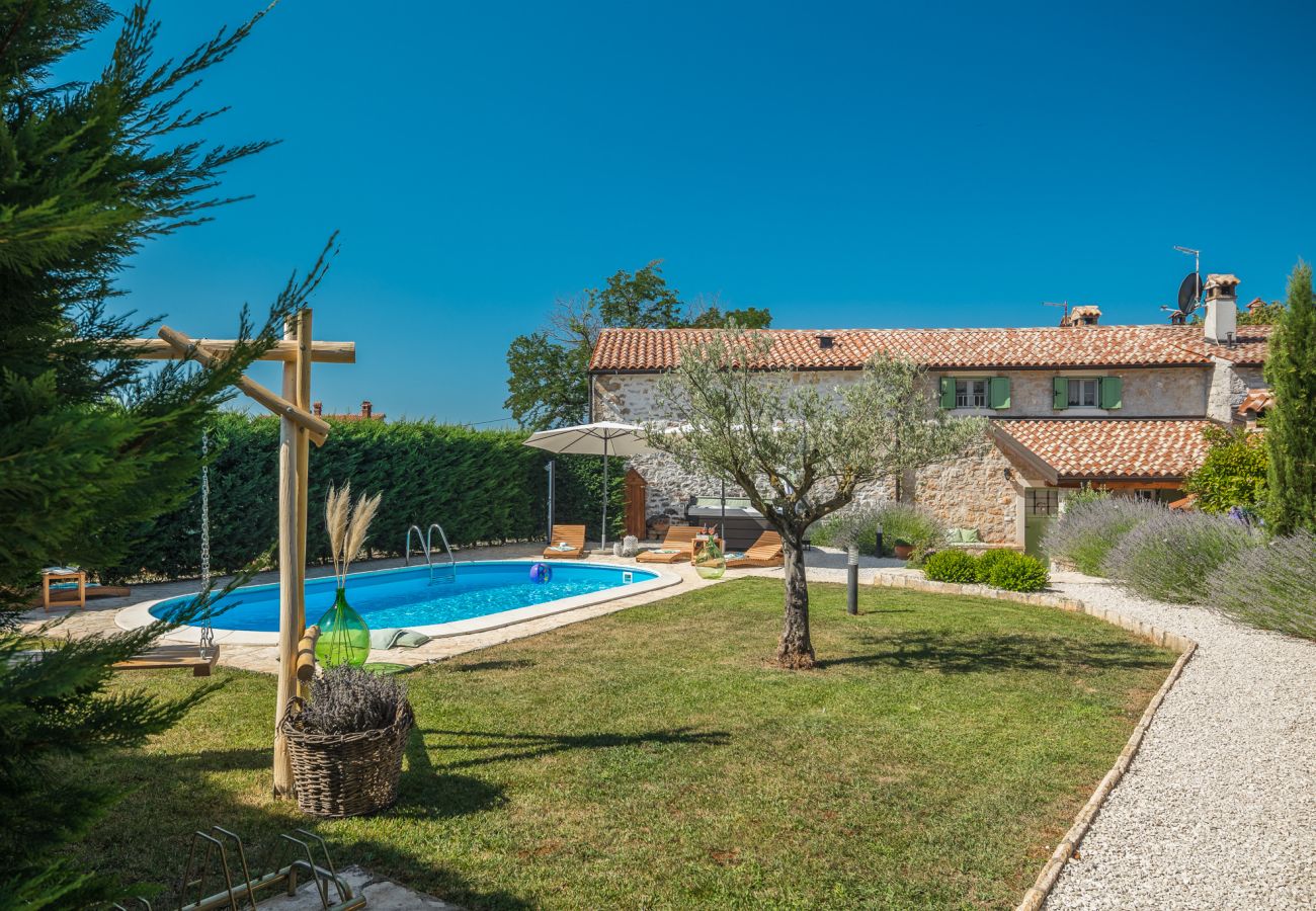 Villa in Cerion - Villa Nonni in Central Istria for 4 persons with 32 m2 private pool, jacuzzi, free bikes & kids playground