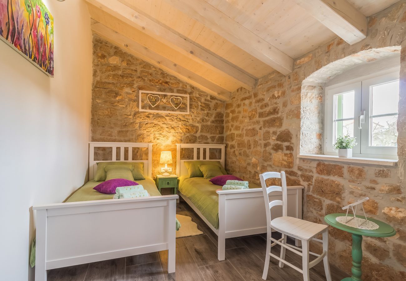 Villa in Cerion - Villa Nonni in Central Istria for 4 persons with 32 m2 private pool, jacuzzi, free bikes & kids playground