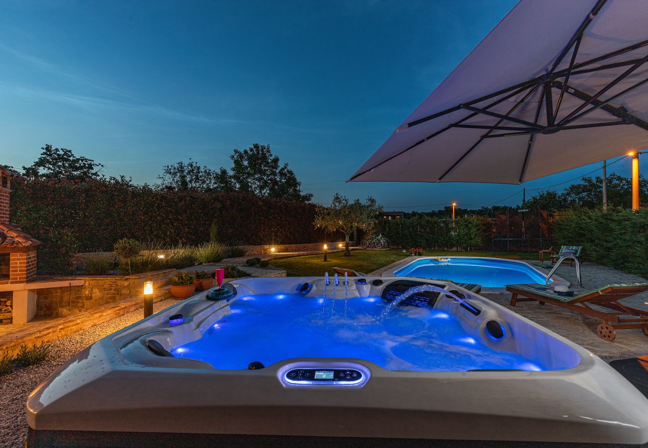 Villa in Cerion - Villa Nonni in Central Istria for 4 persons with 32 m2 private pool, jacuzzi, free bikes & kids playground