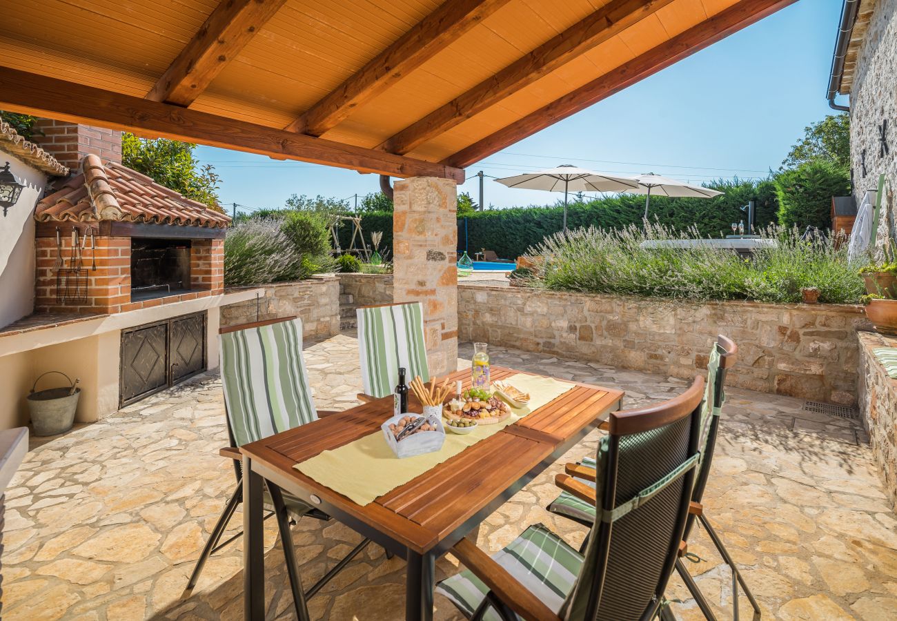 Villa in Cerion - Villa Nonni in Central Istria for 4 persons with 32 m2 private pool, jacuzzi, free bikes & kids playground