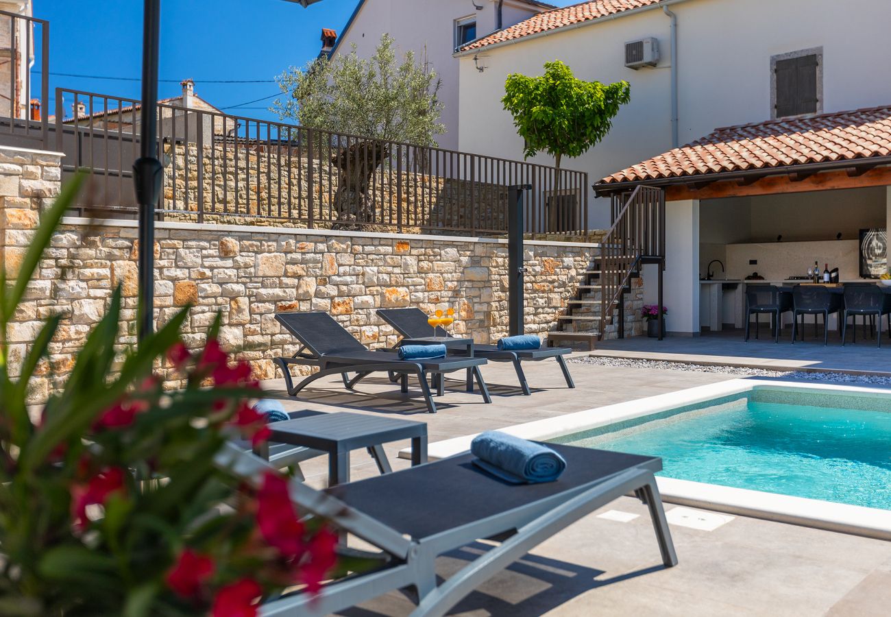 Villa in Valtura - Villa Sirola near Pula for 8 persons with 36 m2 private pool & kids activities