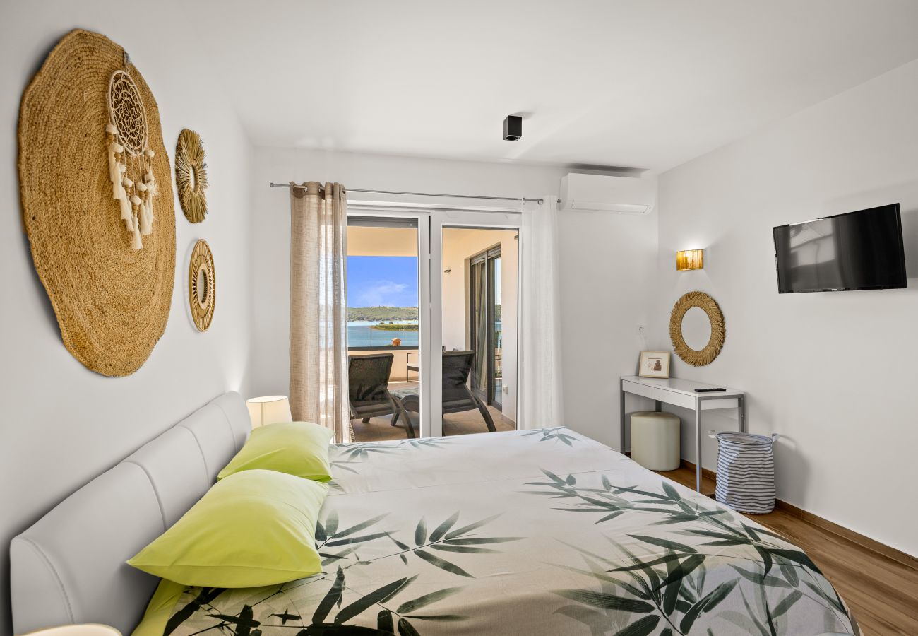 Villa in Pomer - Villa Pergosa near Medulin for 8 persons with 38 m2 pool, sea view - only 200 meters from beach