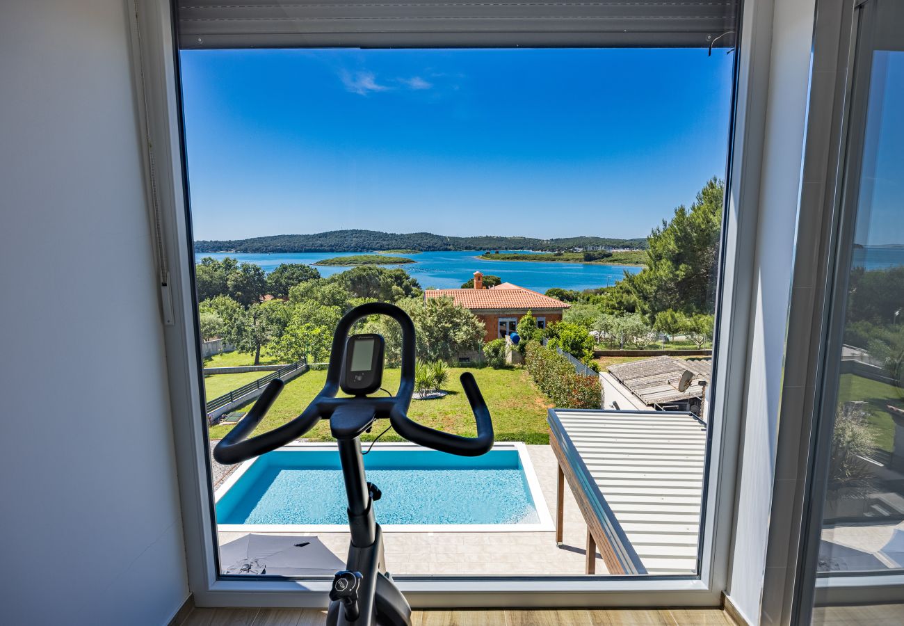 Villa in Pomer - Villa Pergosa near Medulin for 8 persons with 38 m2 pool, sea view - only 200 meters from beach