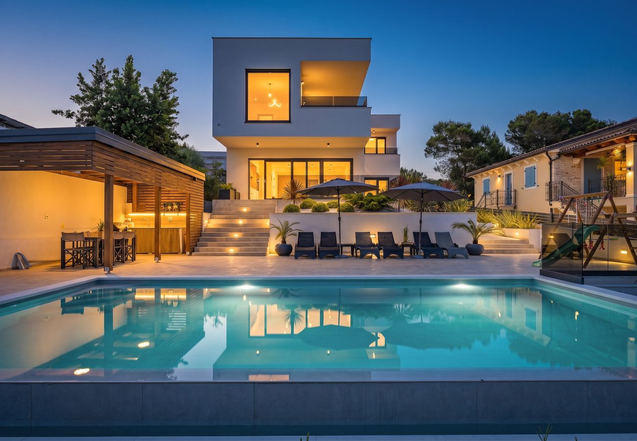 Villa in Pomer - Villa Pergosa near Medulin for 8 persons with 38 m2 pool, sea view - only 200 meters from beach