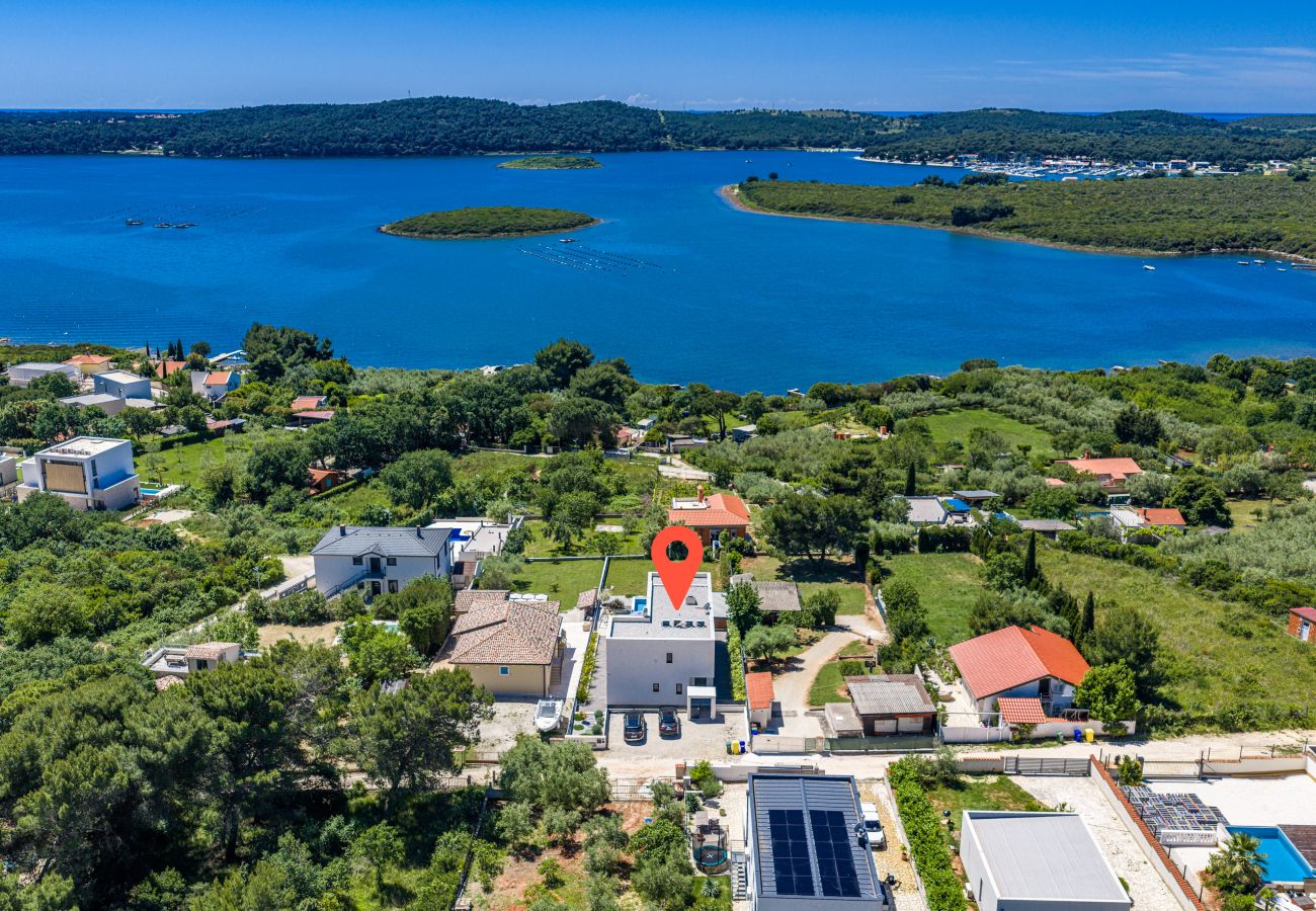 Villa in Pomer - Villa Pergosa near Medulin for 8 persons with 38 m2 pool, sea view - only 200 meters from beach