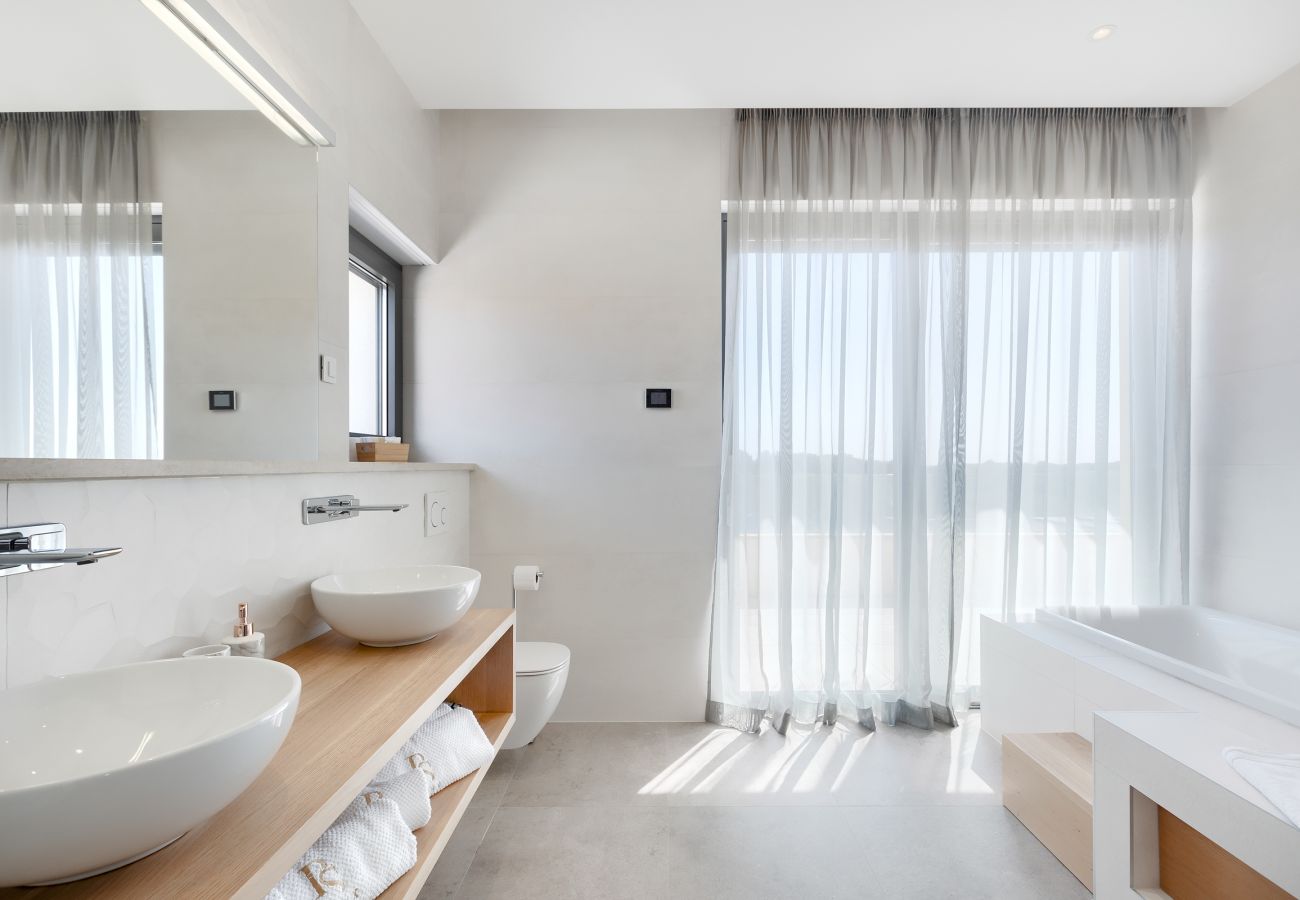 Villa in Vintijan - Luxury Villa PS Deluxe in Pula for 8 persons with 60 m2 heated pool, wellness & sea view