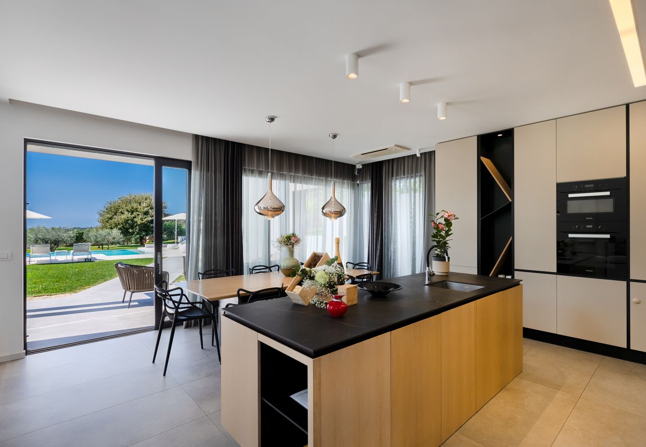 Villa in Vintijan - Luxury Villa PS Deluxe in Pula for 8 persons with 60 m2 heated pool, wellness & sea view
