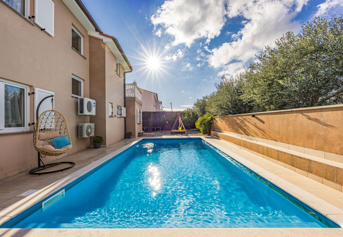 Villa in Pula - Villa Vesna for 6 persons near Pula with 32 m2 private pool, kids playground & free bikes