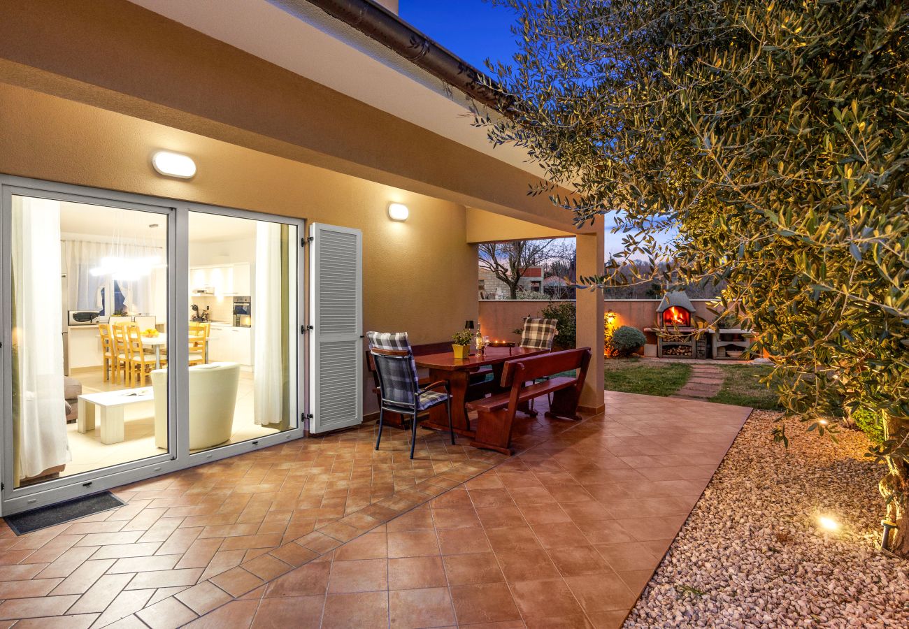 Villa in Pula - Villa Vesna for 6 persons near Pula with 32 m2 private pool, kids playground & free bikes