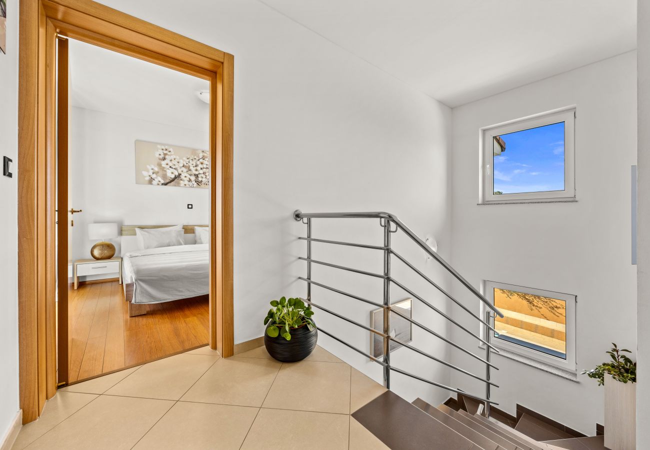 Villa in Pula - Villa Vesna for 6 persons near Pula with 32 m2 private pool, kids playground & free bikes