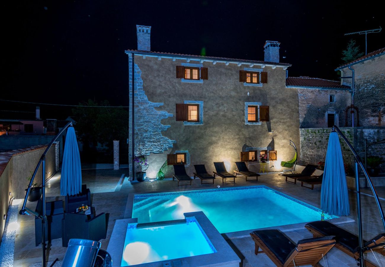 Villa in Žagrici - Villa Sagri for 7 persons in Central Istria with 24 m2 heated pool & jacuzzi - pet friendly