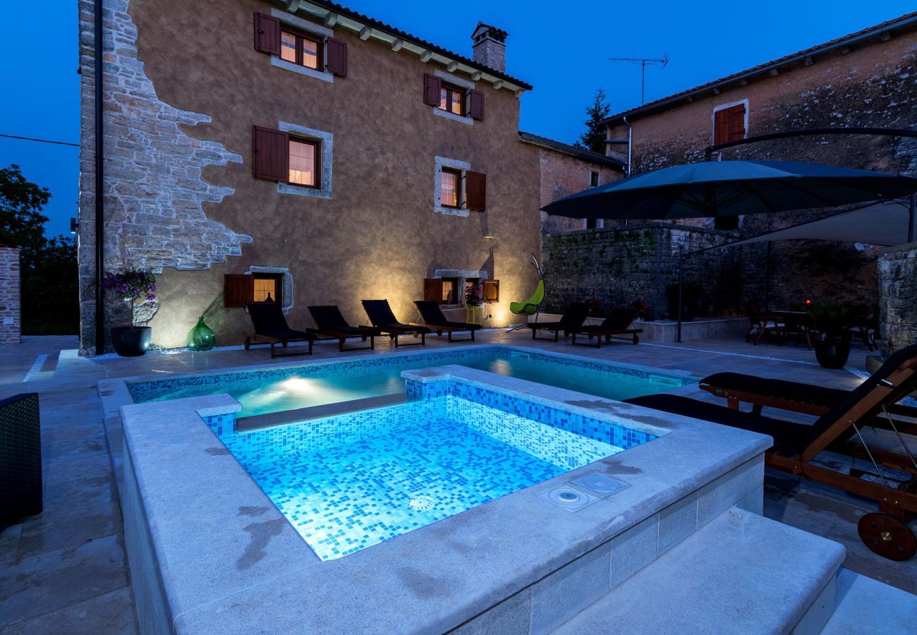 Villa in Žagrici - Villa Sagri for 7 persons in Central Istria with 24 m2 heated pool & jacuzzi - pet friendly