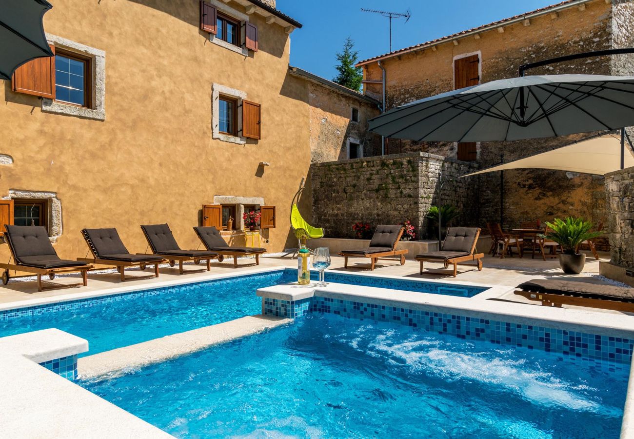 Villa in Žagrici - Villa Sagri for 7 persons in Central Istria with 24 m2 heated pool & jacuzzi - pet friendly