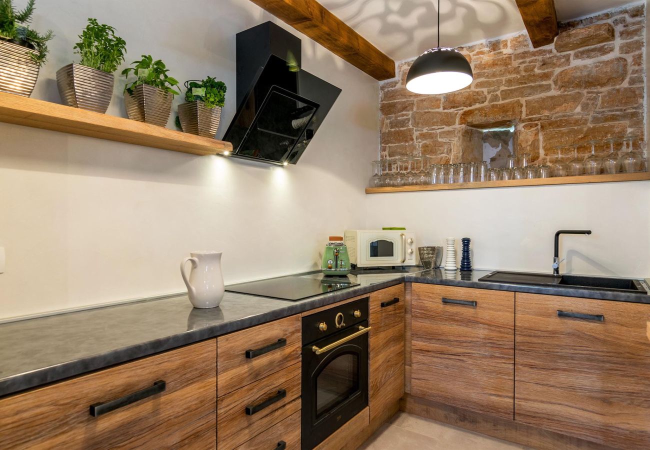 Villa in Žagrici - Villa Sagri for 7 persons in Central Istria with 24 m2 heated pool & jacuzzi - pet friendly