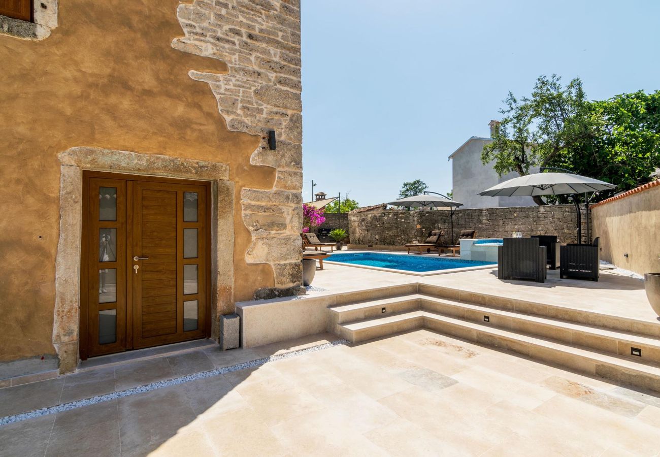 Villa in Žagrici - Villa Sagri for 7 persons in Central Istria with 24 m2 heated pool & jacuzzi - pet friendly