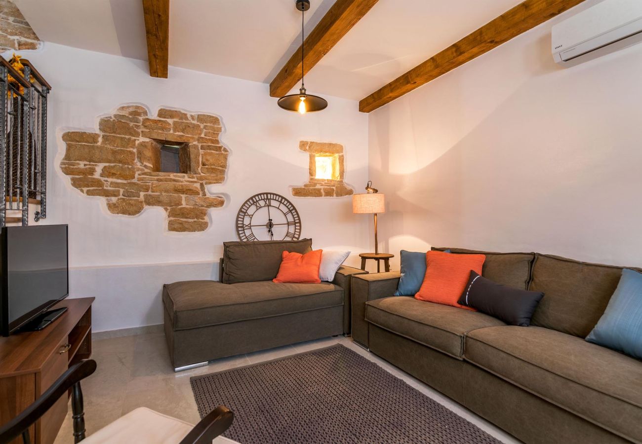 Villa in Žagrici - Villa Sagri for 7 persons in Central Istria with 24 m2 heated pool & jacuzzi - pet friendly