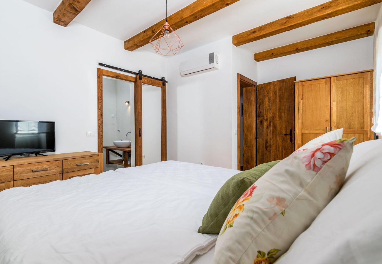 Villa in Žagrici - Villa Sagri for 7 persons in Central Istria with 24 m2 heated pool & jacuzzi - pet friendly