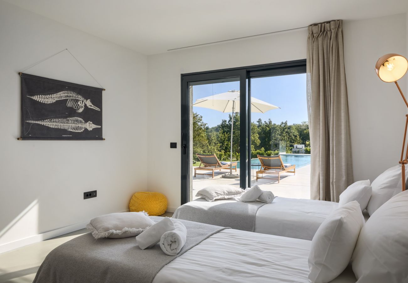 Villa in Brajkovici - Villa Ox in Central Istria for 14 persons with 56 m2 heated pool, kids playground & large garden