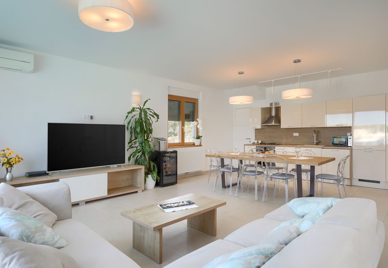 Villa in Pješčana uvala - Villa Sail near Medulin for 10 persons with 50 m2 heated pool, sea view & beachfront