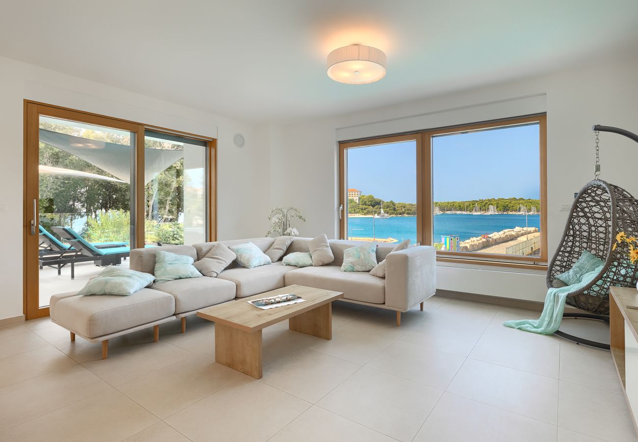 Villa in Pješčana uvala - Villa Sail near Medulin for 10 persons with 50 m2 heated pool, sea view & beachfront