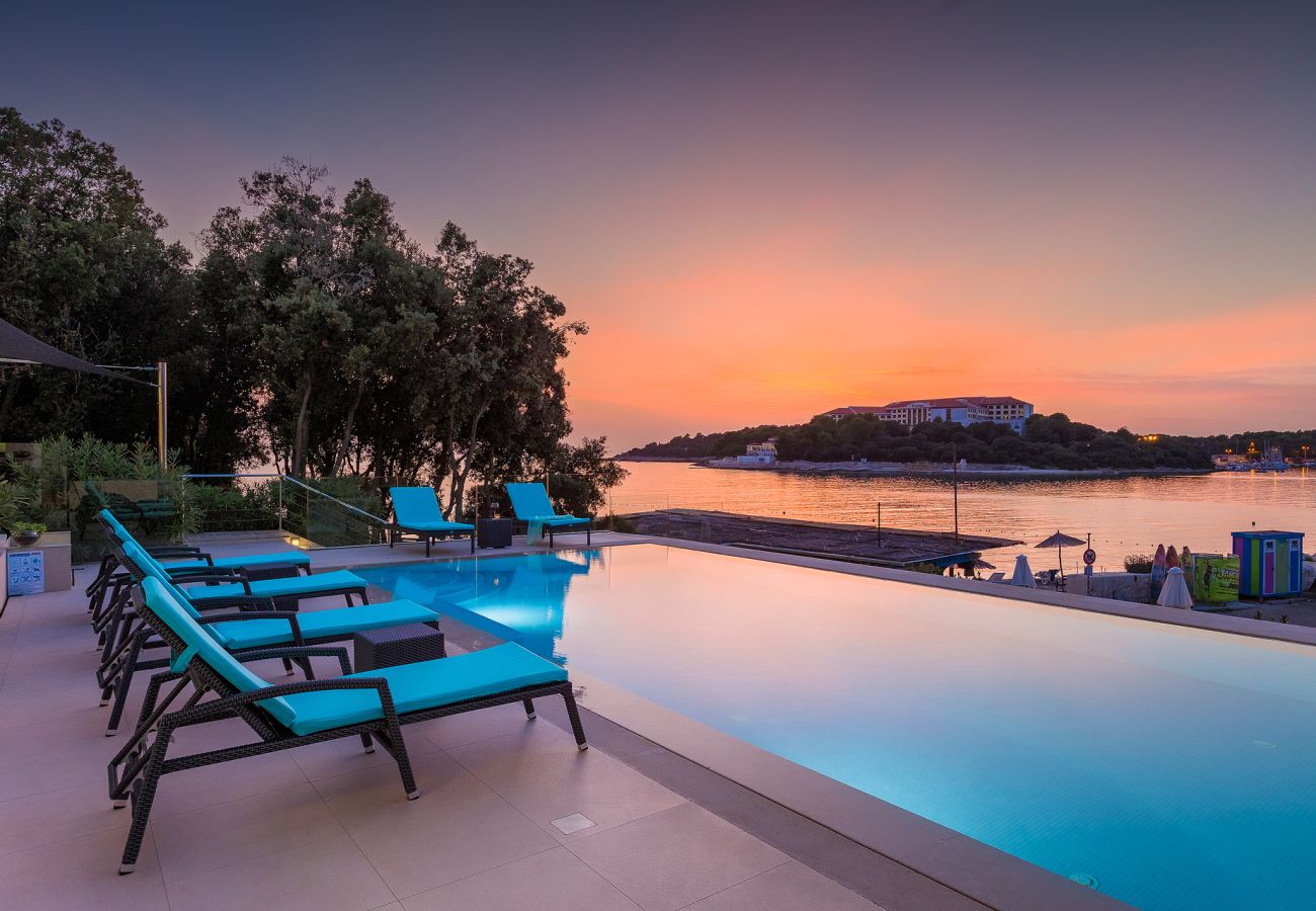 Villa in Pješčana uvala - Villa Sail near Medulin for 10 persons with 50 m2 heated pool, sea view & beachfront