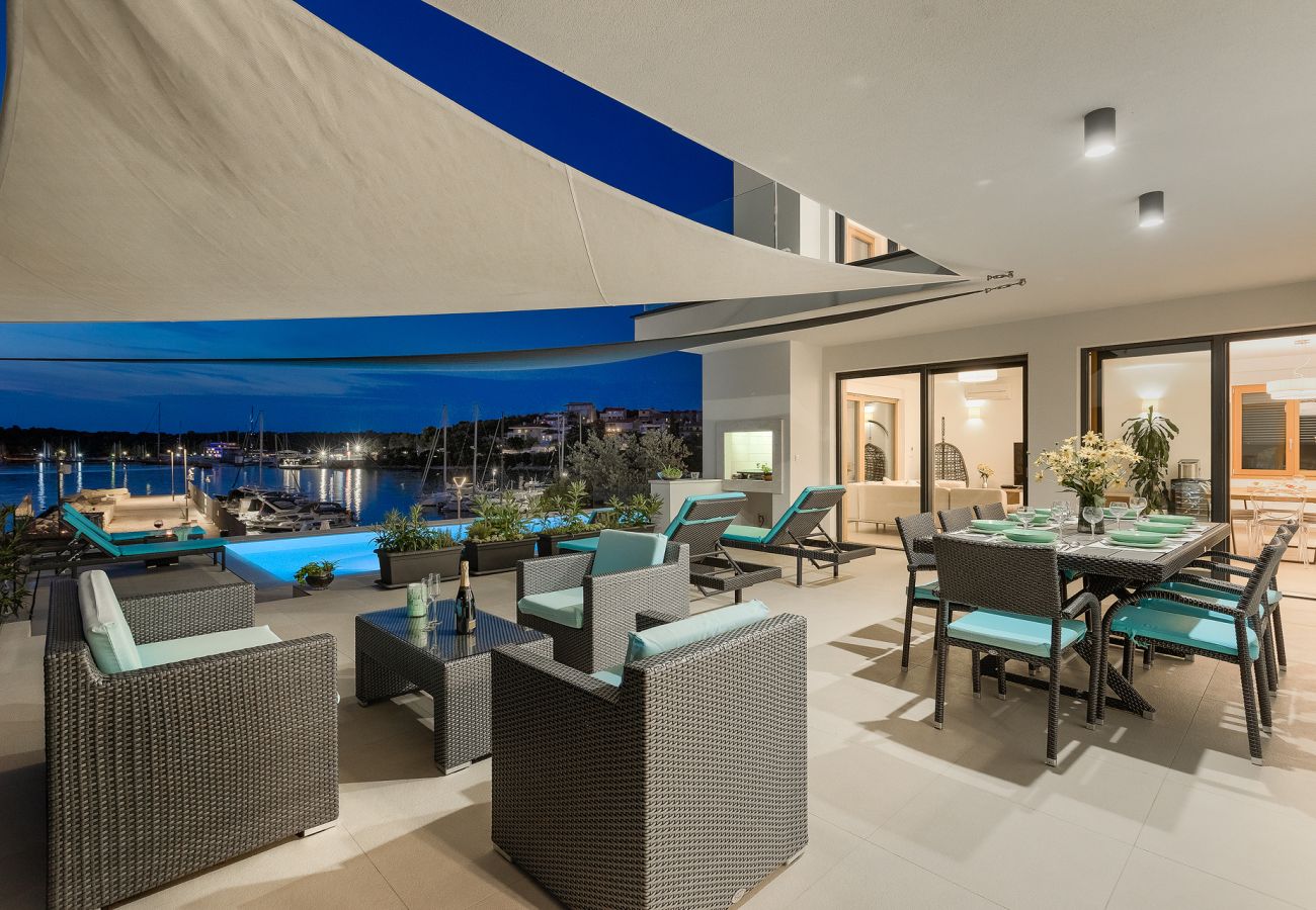 Villa in Pješčana uvala - Villa Sail near Medulin for 10 persons with 50 m2 heated pool, sea view & beachfront