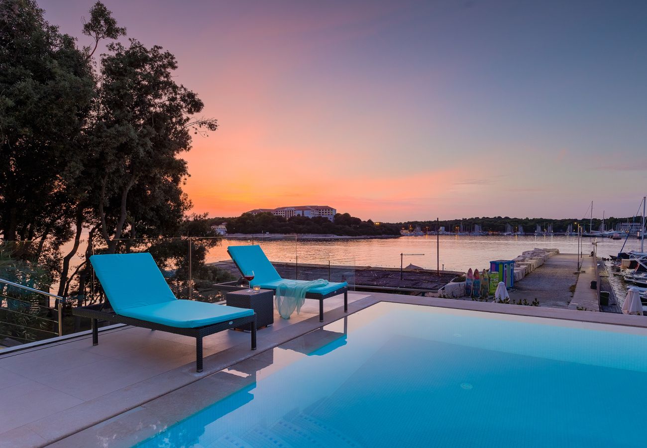 Villa in Pješčana uvala - Villa Sail near Medulin for 10 persons with 50 m2 heated pool, sea view & beachfront