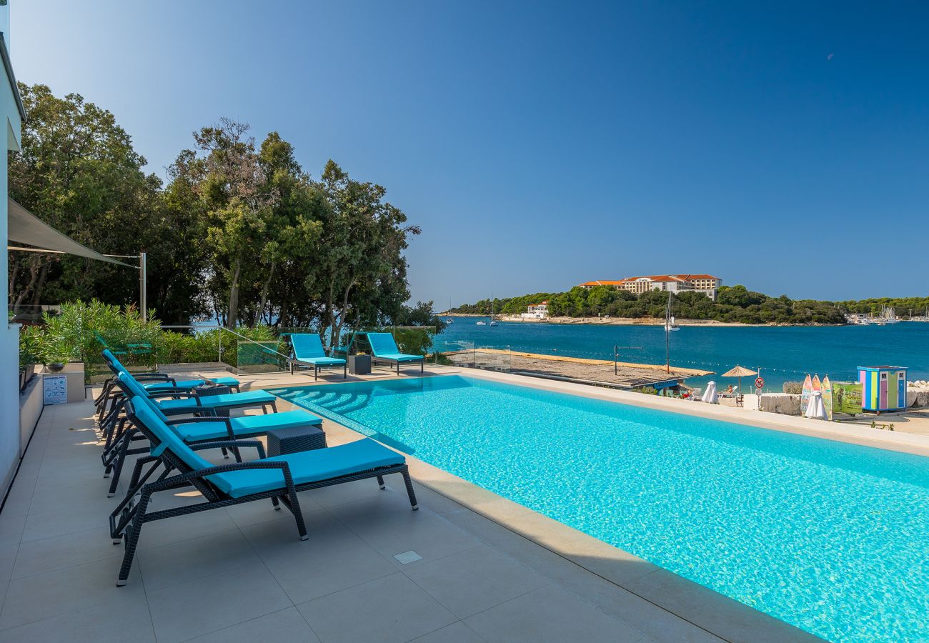 Villa in Pješčana uvala - Villa Sail near Medulin for 10 persons with 50 m2 heated pool, sea view & beachfront