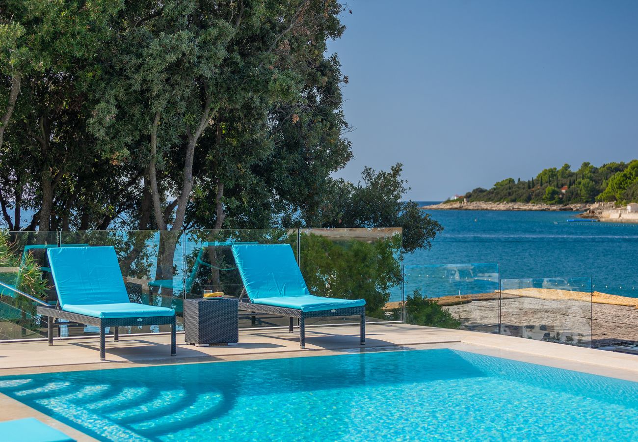 Villa in Pješčana uvala - Villa Sail near Medulin for 10 persons with 50 m2 heated pool, sea view & beachfront