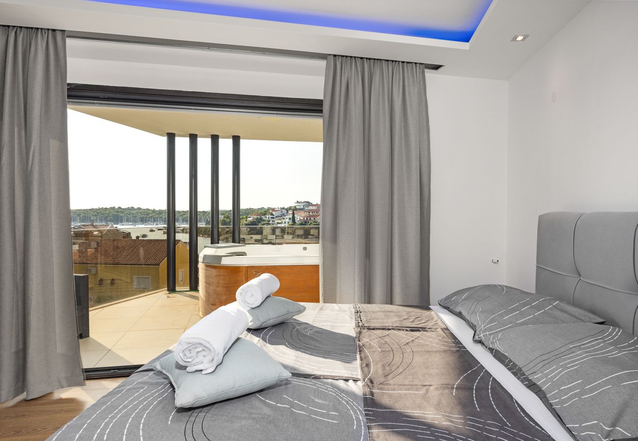 Villa in Pješčana uvala - Villa Golfista in Pula for 10 persons with whirlpool, mini golf, sea view & only 200 m from beach