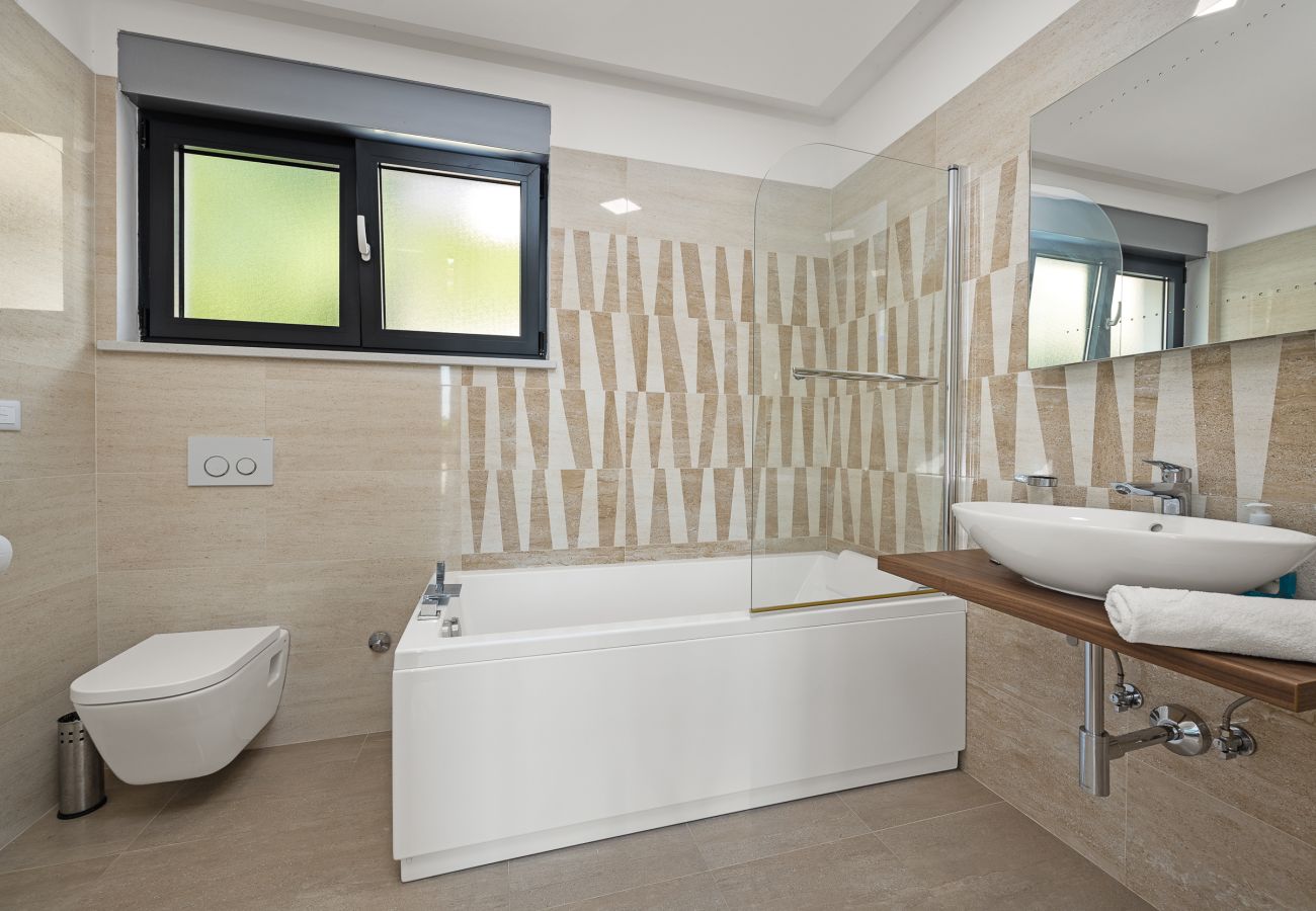 Villa in Pješčana uvala - Villa Golfista in Pula for 10 persons with whirlpool, mini golf, sea view & only 200 m from beach