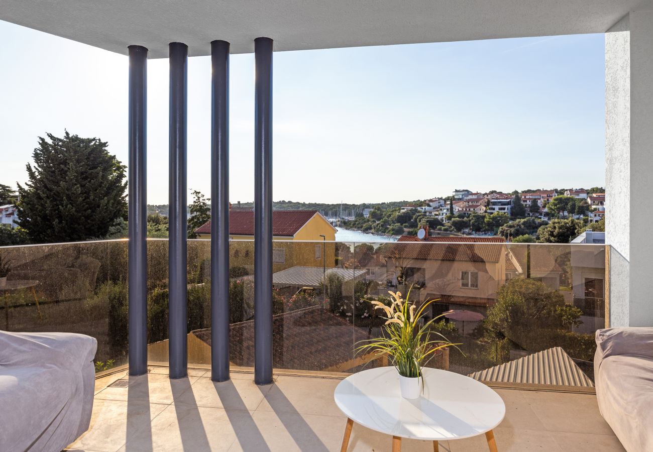 Villa in Pješčana uvala - Villa Golfista in Pula for 10 persons with whirlpool, mini golf, sea view & only 200 m from beach