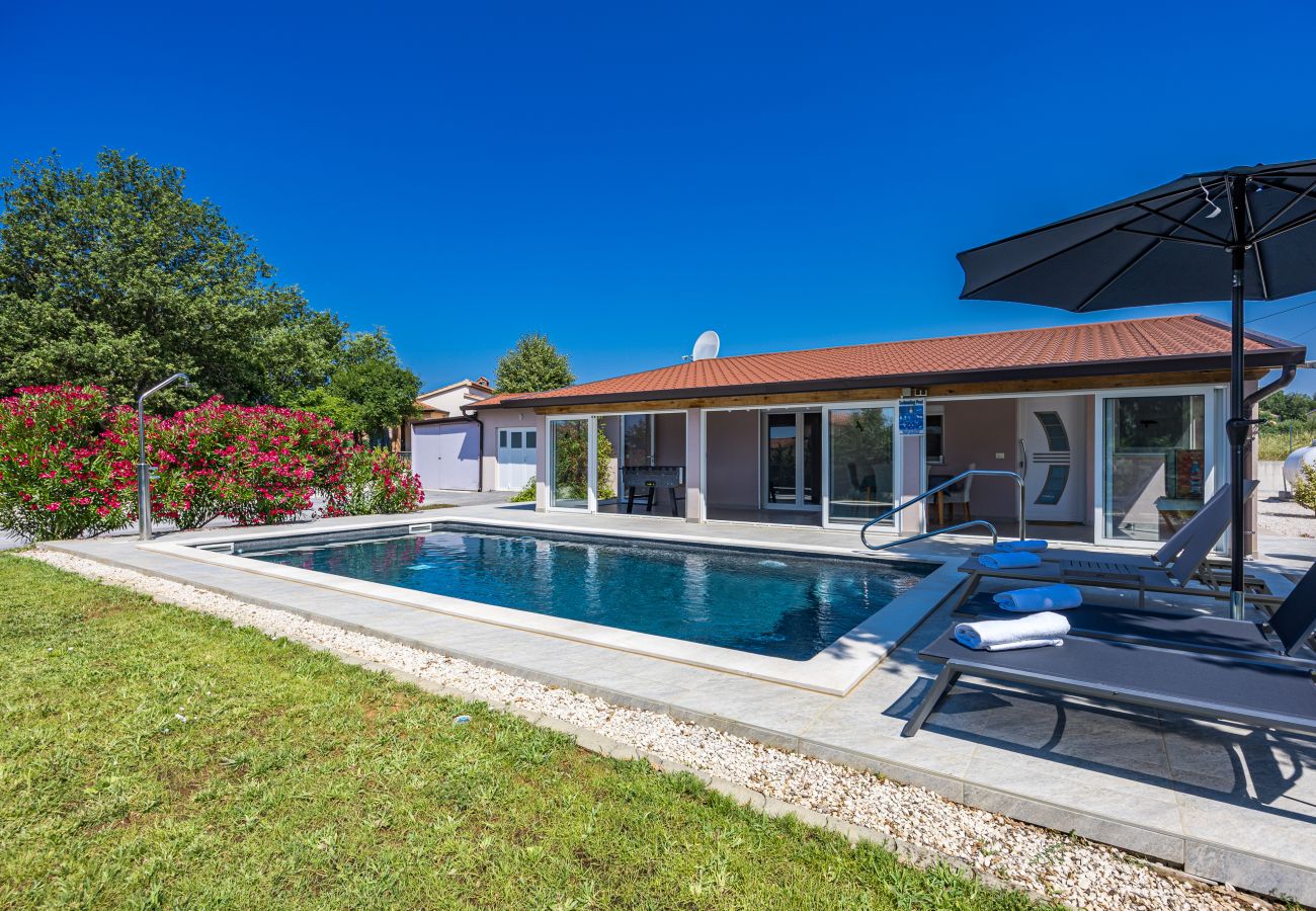 Villa in Nova Vas - Villa Jacky 2 near Poreč for 4 persons with 32 m2 private pool - pet friendly