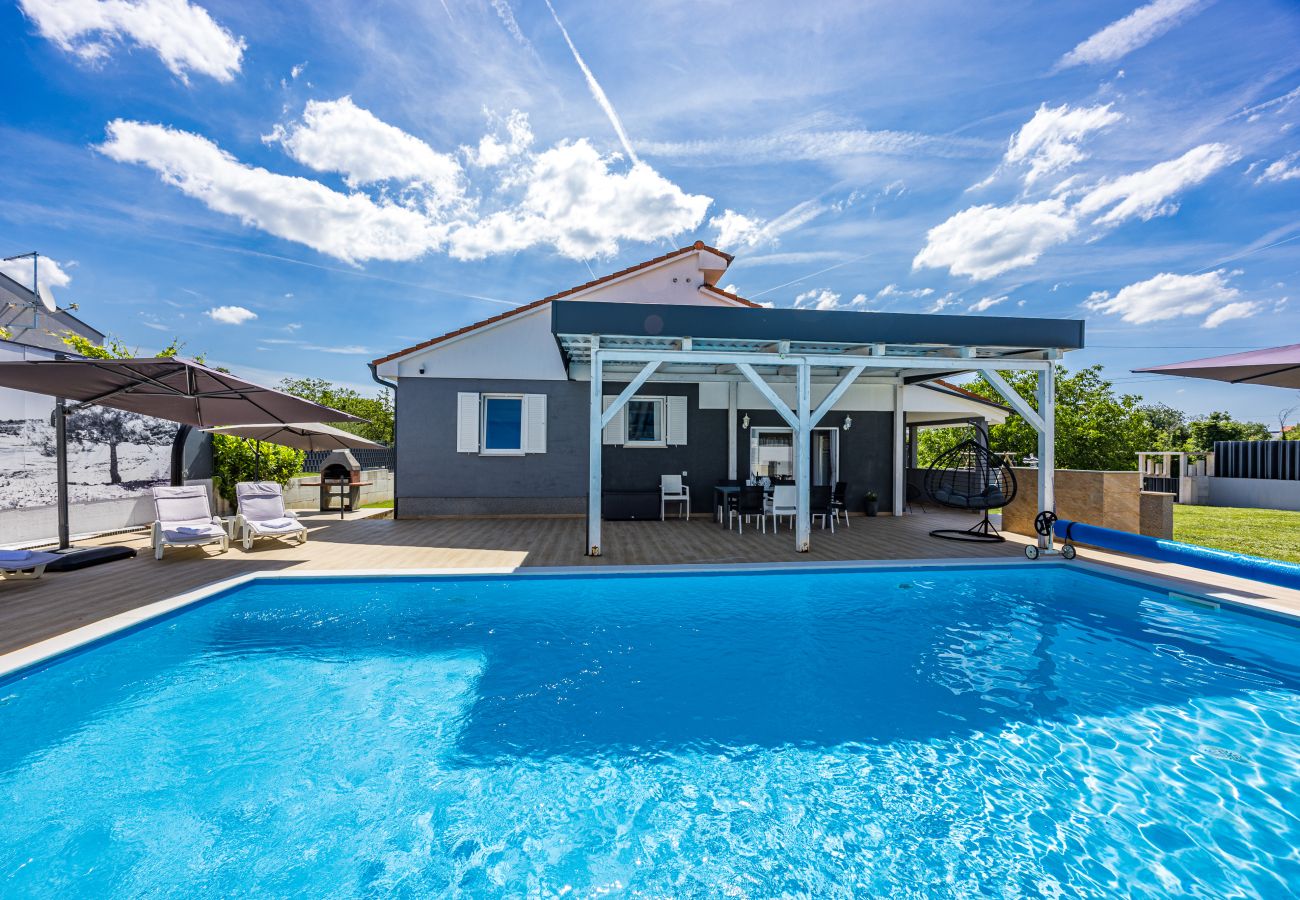 Villa in Matohanci - Villa Beauty near Rovinj for 7 people with 55 m2 private heated pool, wellness & kids playground