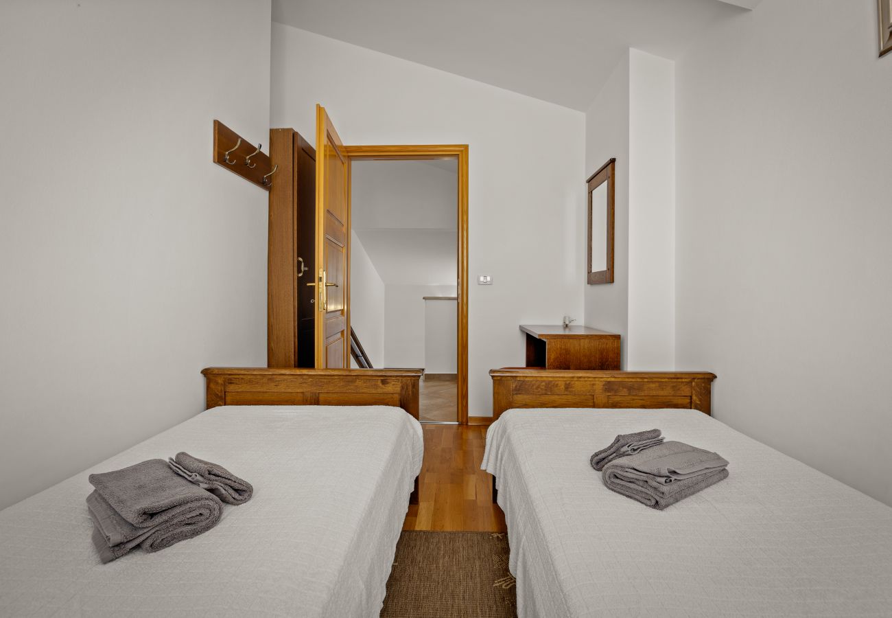Villa in Gajana - Villa Oliva near Pula for 9 persons with private pool, sea view & beautiful outside area - 3 km from beach