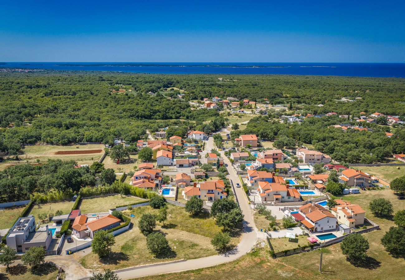 Villa in Gajana - Villa Oliva near Pula for 9 persons with private pool, sea view & beautiful outside area - 3 km from beach