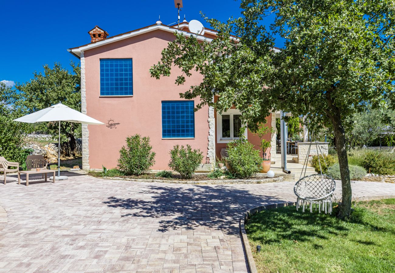 Villa in Vodnjan - Majmajola Garden Villa for 14 persons near Pula with kids playground, sauna & large garden