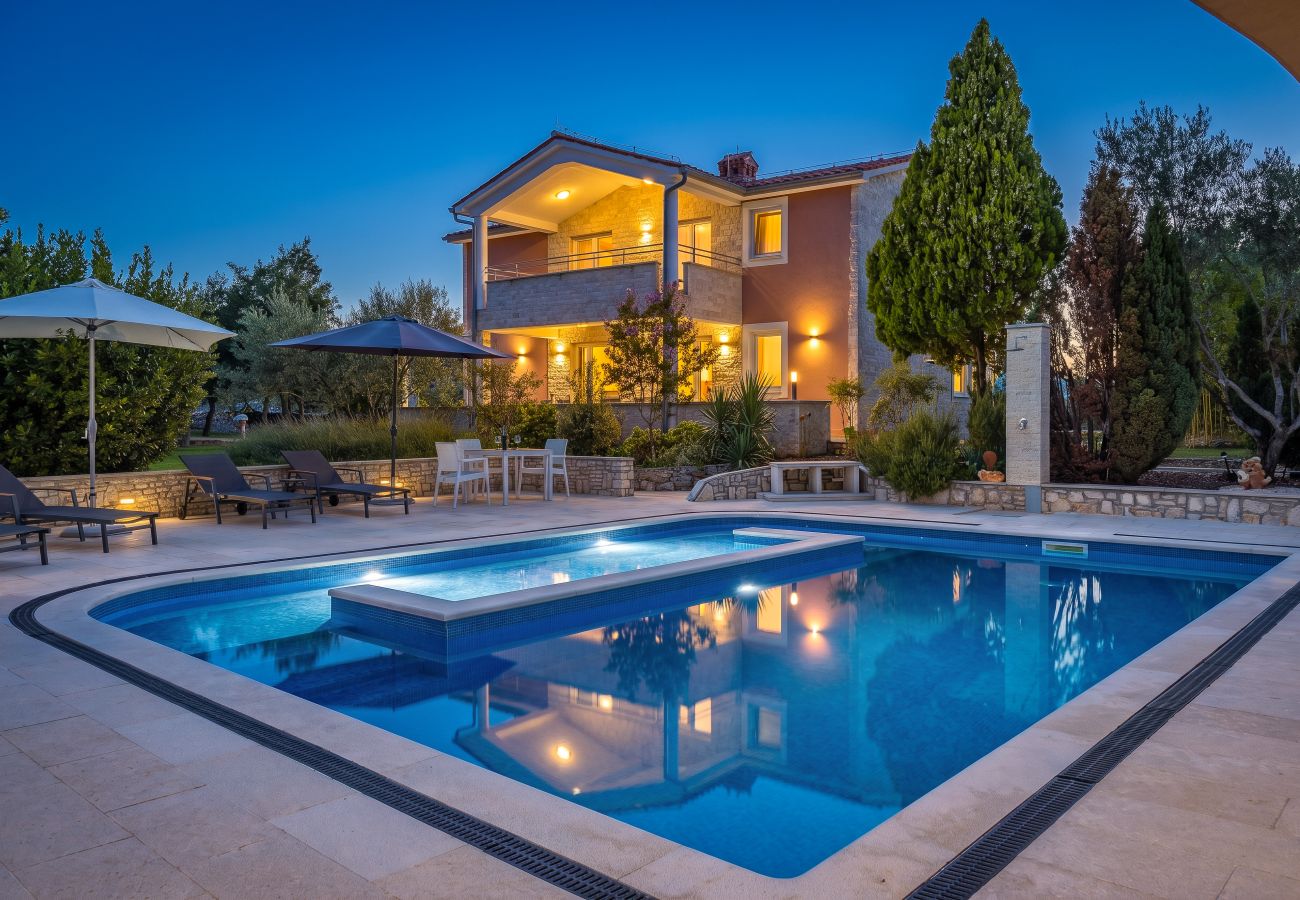 Villa in Vodnjan - Majmajola Garden Villa for 14 persons near Pula with kids playground, sauna & large garden