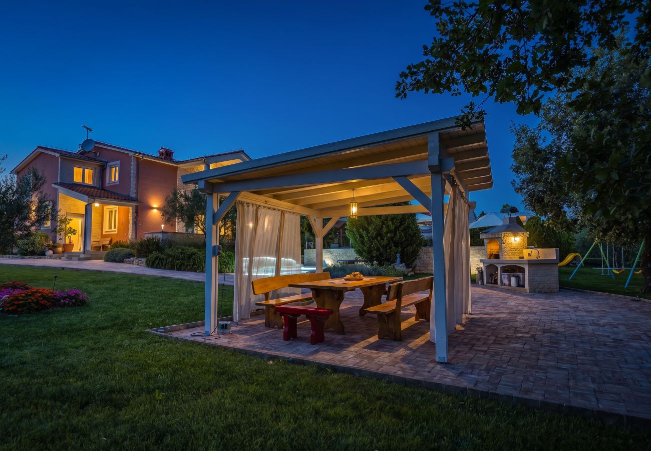 Villa in Vodnjan - Majmajola Garden Villa for 14 persons near Pula with kids playground, sauna & large garden