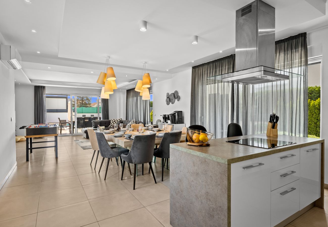 Вилла на Pula - Villa Una in Pula with heated pool, whirlpool & private tennis court