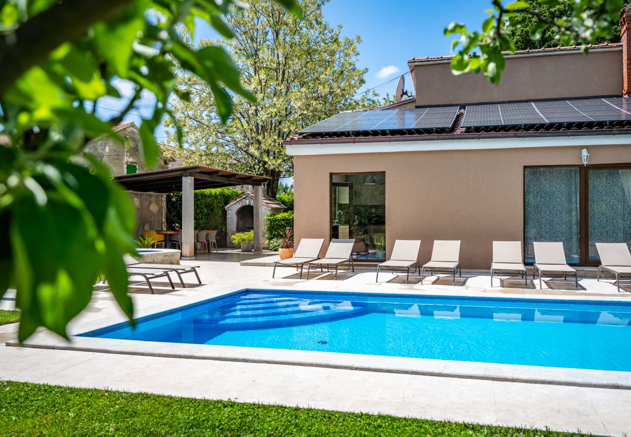 Вилла на Svetvincenat - Villa Ferlini in Central Istria with private 10000 m2 garden, wellness & family activities on plot