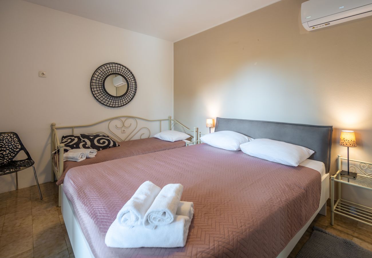 Вилла на Svetvincenat - Villa Ferlini in Central Istria with private 10000 m2 garden, wellness & family activities on plot