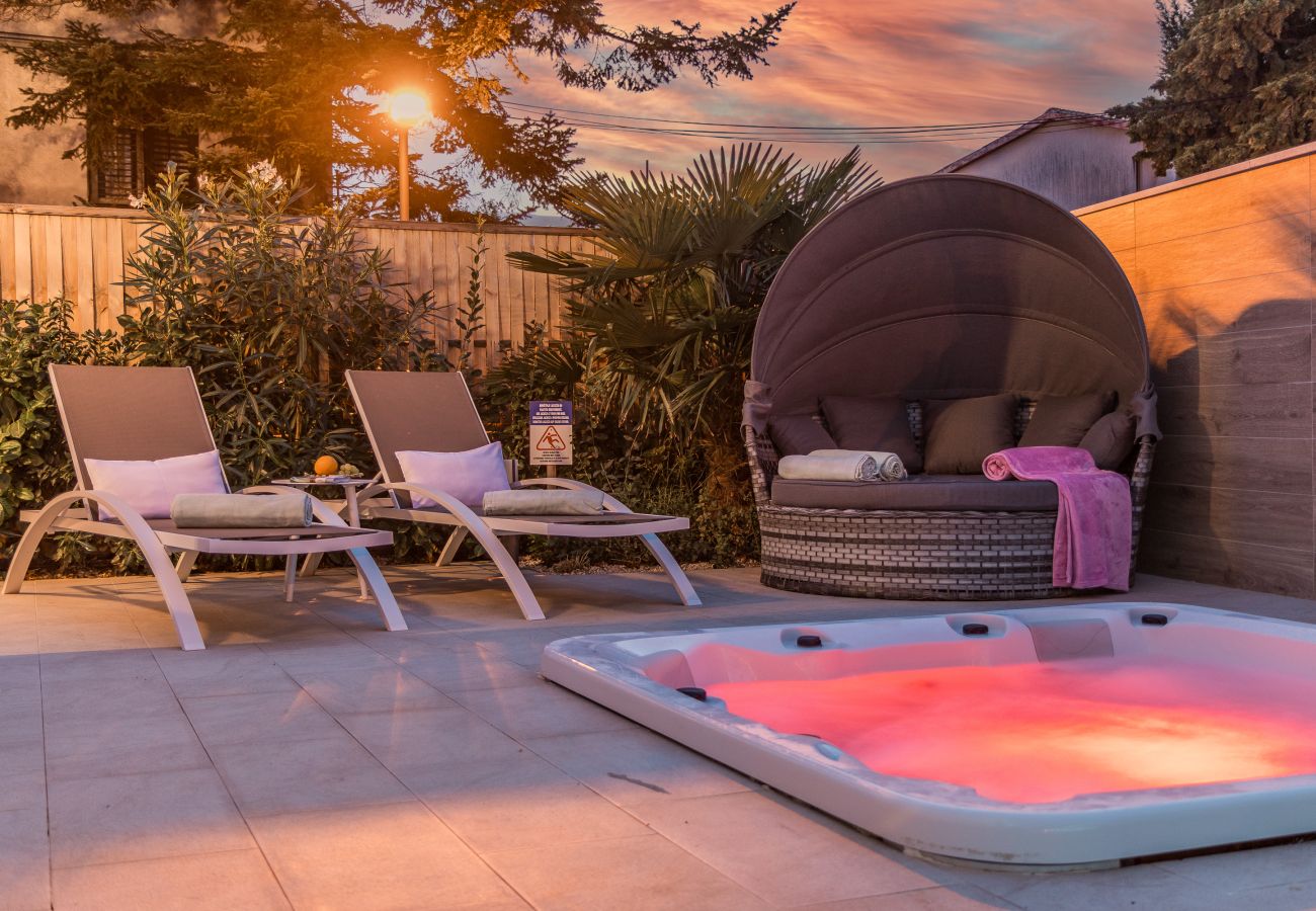 Вилла на Fažana - Villa Elena Deluxe in Fažana for 8 people with whirlpool, kids playground & private pool only 400 m from the beach