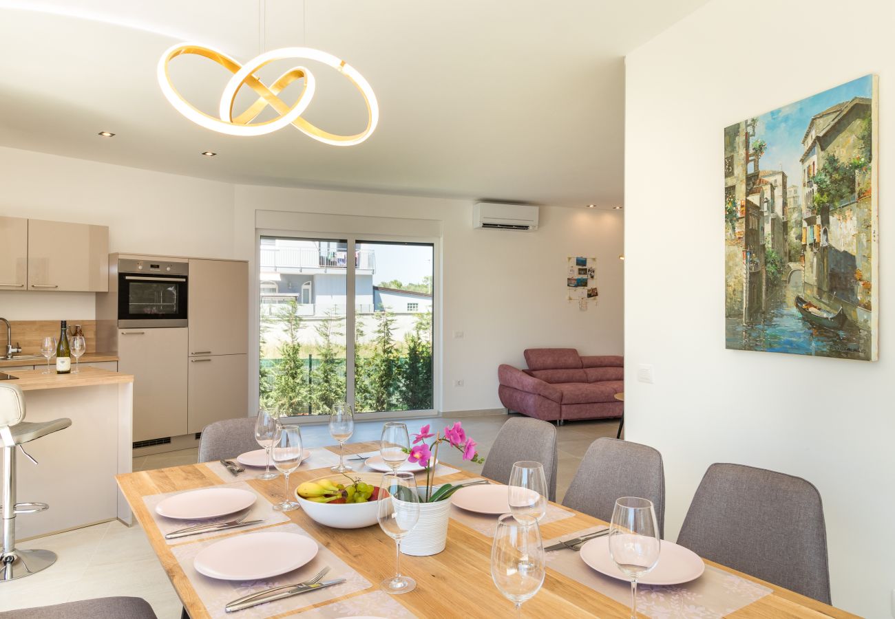 Вилла на Fažana - Villa Elena Deluxe in Fažana for 8 people with whirlpool, kids playground & private pool only 400 m from the beach